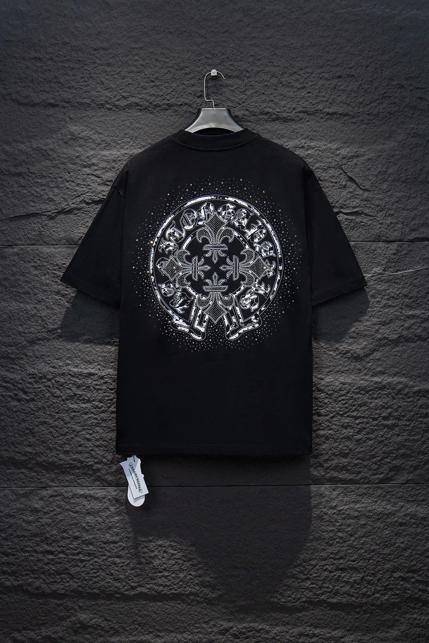 P180 🆕Chrome hearts 25ss os version is really charming and Chrome hearts are really unique. Each season's new version is made to the extreme. It is very practical and can be worn casually. Nice✔️ - ⚠️100% cotton. It is made of 32-count double yarn, 260-gram weight fabric and imported knitted needle carded cotton. It has moderate thickness, drape and contour, and the upper body is comfortable! ! It is very tolerant to fat body types and can instantly lose five pounds after wearing it!  Specially ordered many Austrian hot diamonds, which have the bling bling effect of natural crystals under the light, with multi-faceted reflective points, and the production cost is extremely high. The laser molding includes a computer engraving machine and a laser machine, which are accurate in units of particles. Finally, it is hot and set at high temperature. After the hot ironing, the firmness needs to be tested repeatedly on the hot stamping. It can show colorful reflections under the light. The collar webbing extends to the shoulder for reinforcement, and the stitching at the connection point. The hem and cuffs are all made of 0.2mm stitch double-thread stitching. They are carefully produced at a high cost. The attitude of making goods with a magnifying glass restores the quality and effect of the product. The full set of customized accessories only presents every detail to the customer. Printing with film printing, 50,000 positioning, which is very time-consuming. The addition of handmade elements to the body greatly increases the interest of the clothing; unique visual effects. After special treatment, a unique effect is formed. An irregular hem is added to the version. This year's Kroxin is the main version. In the past two years, the oversize version has become the focus of the trend and has been a popular staple in the past two years. The change of designers has made this brand an instant hit. The progressive fashion of the times also needs the blood impact of fresh elements and trendy designs in order to continue its glory! It’s stylish both inside and outside, a must-have for high street travel! An absolute "eye-catching style" that can match couples 💏 Color: Black White Size: S M L XL